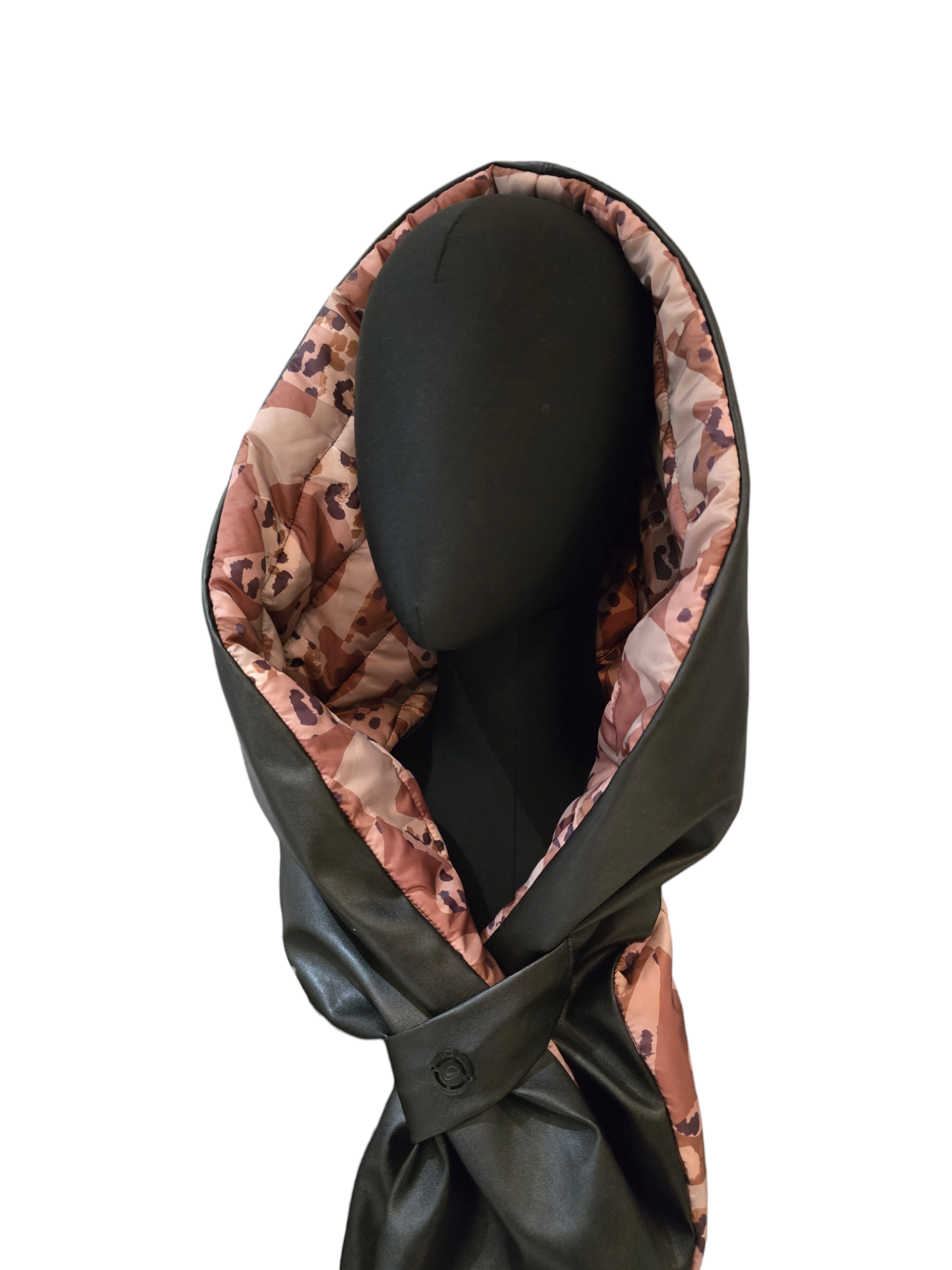 HOODINI BROWN est une capuche réversible en similicuir et doudoune ce qui lui confère un aspect pratique et élégant.